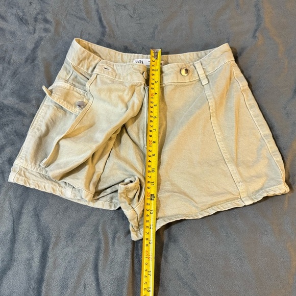 Zara Tan Cargo Shorts Pleated Relaxed Fit
#1066 - Picture 3 of 7